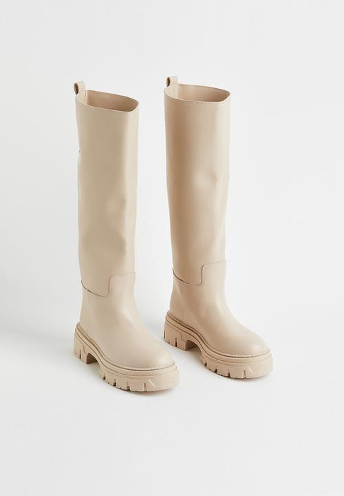 Time for a reboot with this Knee-high, round toe, chunky sole, H&M Faux Leather boots. Pull tab for easy entry, Satin linings and chunky soles that are patterned underneath with a sole height of 5 cm. Fabrication: Satin Lining sock: Other materials 100% S